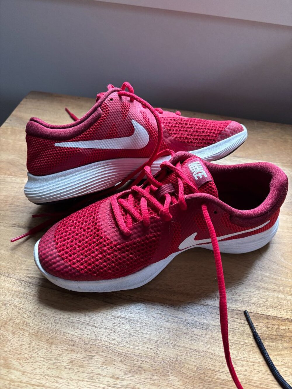 KIDS RED NIKE SNEAKER REVOLUTION SHOE SIZE 6Y (WOMENS SIZE 7.5)